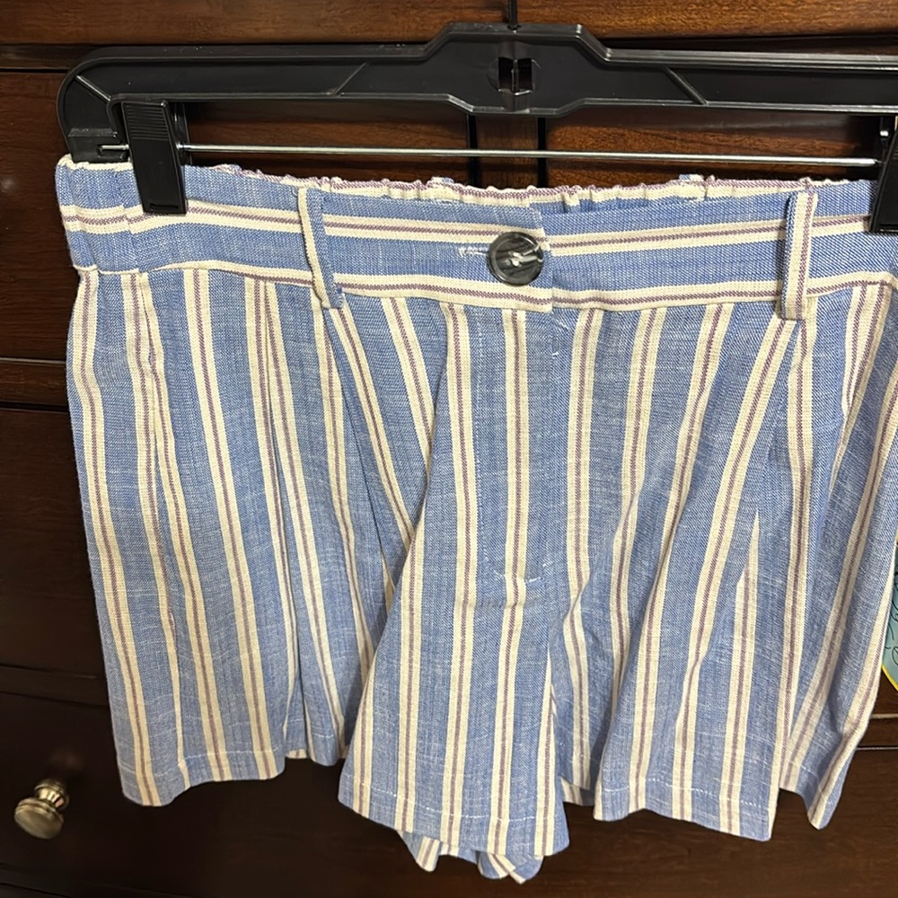 Striped shorts with pockets, rubber back.